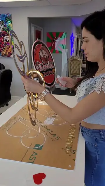 Qué opinas de esta belleza?😍! #gold #neonled #acrylic #miami #usa