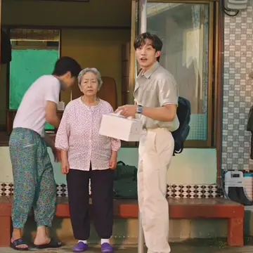 she acts like that bc it's her idol 🤣 #hometownchachacha #kimseonho #shinminah 