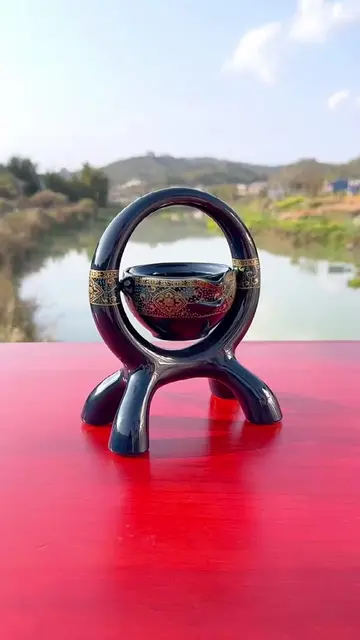 Thèm bấy lâu nay một ngụm trà Ngóng người tri kỷ tận nơi xa Hương trà xứ ấy lòng