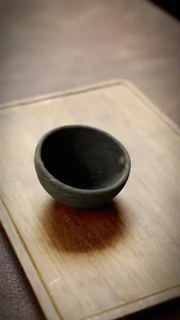 Qua đêm phiền não tan rồi. Ấm ly trà sớm ta ngồi với ta. Hiên ngoài vài giọt sươ