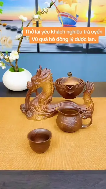 Tạm dịch: Mùa hè lại, pha trà mời khách uống. Cơn mưa xong, gọi trẻ sửa chậu lan
