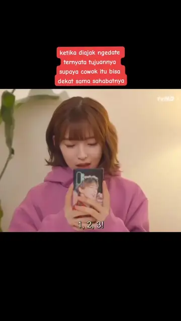 jahat banget... Dia berteman sm anak populer + cantik. Dia dikenal jelek se circ