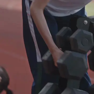 no one wanted to partner with her so she used the dumbbells for support and the 