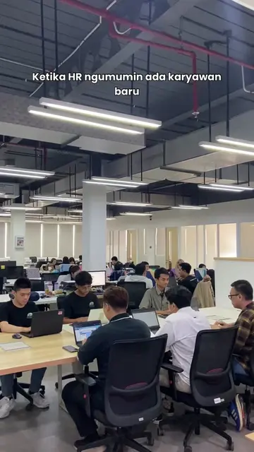 Kalau karyawan barunya cewek pasti langsung pada tebar pesona kayak gini nih😂 H