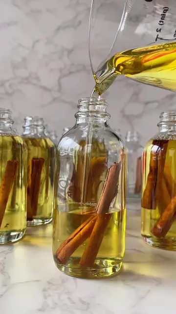 Cinnamon infused body oil 🤎 #bodyoil #cinnamon #yummy #cinnamonroll #glowingski