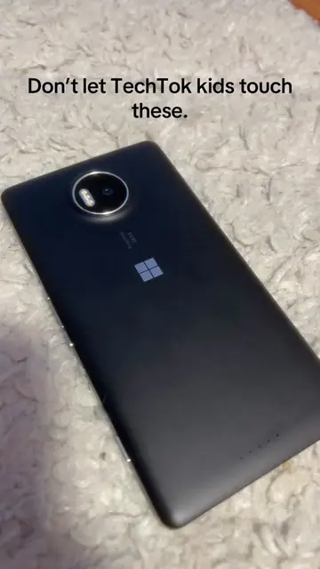 TechTok kids shouldn’t touch Windows Phones. #techtok #windowsphone #microsoft #