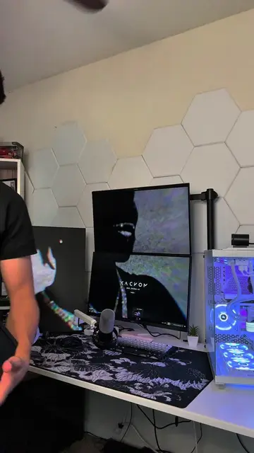 Is a 4th Monitor NEEEDED? #fyp #totopcs #desksetup #GamingSetup #compsetup 