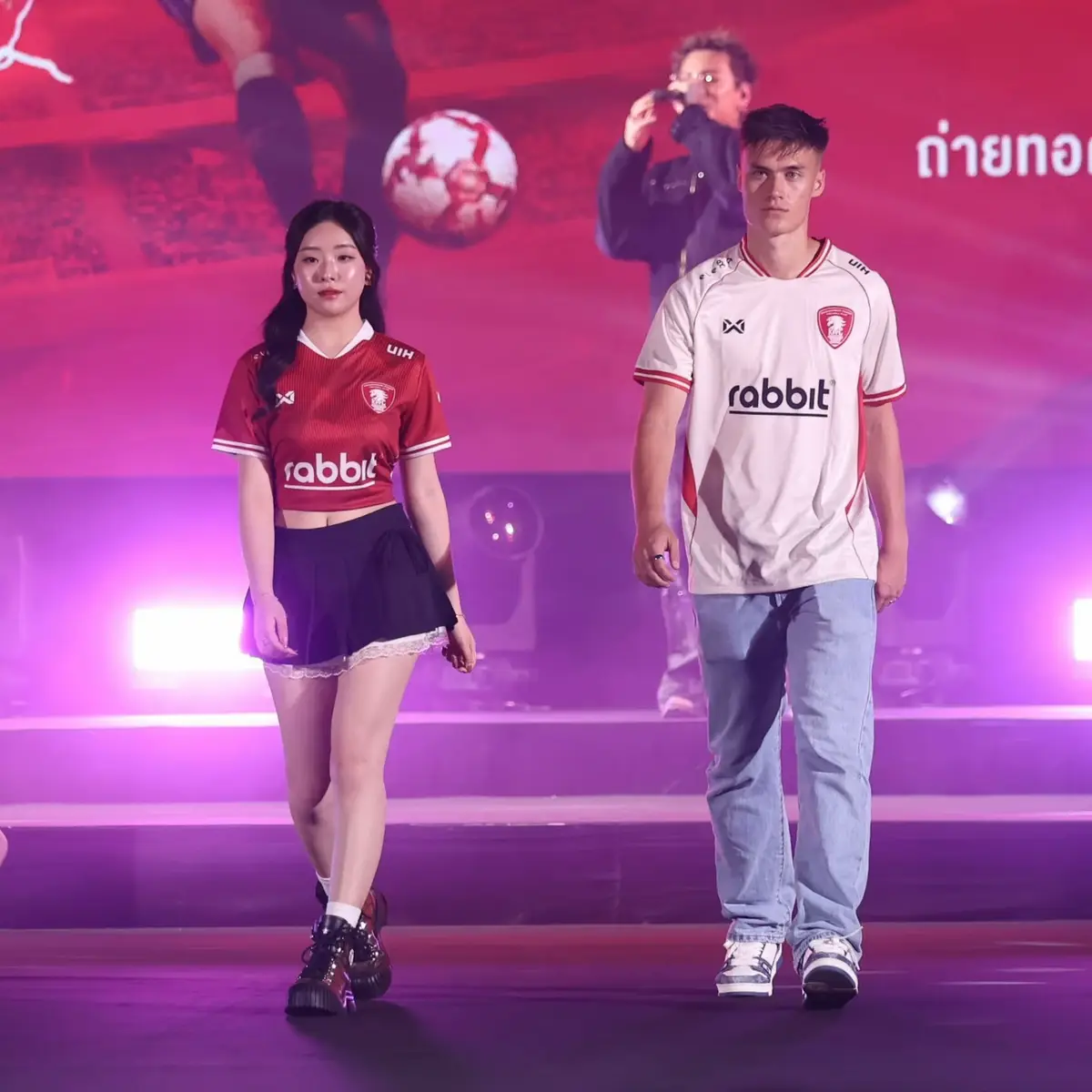 📸 บรรยากาศในงานเปิดตัวฟุตบอลไทยลีก ฤดูกาล 2025/26 โดยไฮไลท์สำคัญอยู่ที่การเดินแ