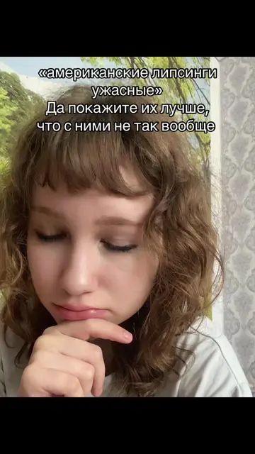 Жалуются на то что они странно открывают рот и улыбаются. Лол? А что в этом тако