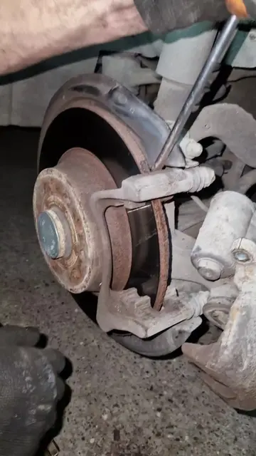 Keš kolica i zamena zadnjih plocica  #vw #scharan #vcds #brakes #brakeservice 