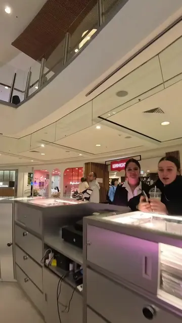 High school kids love being in my TikTok videos 😎 #sydney #phoneshop #fyp #ipho