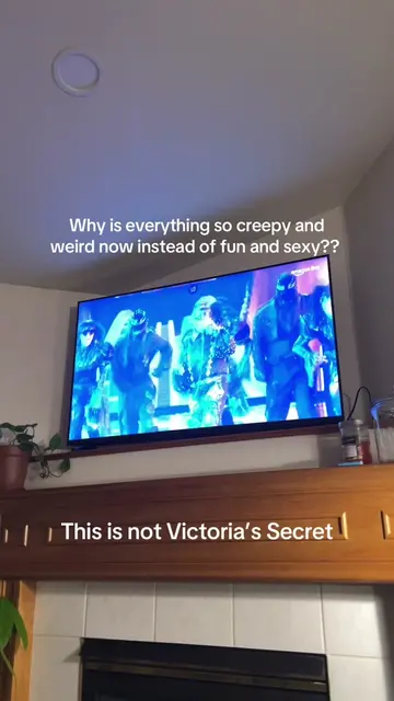 Like where did all the pop stars go??? #victoriassecret #vsfashionshow #missyell