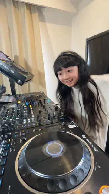 次のライブに向けて色々な曲でmixの練習してるよー😊✨ "I’ve been practicing mixing with lots of different