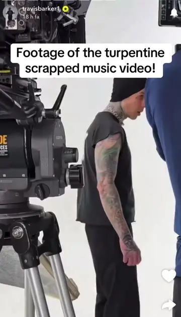 Travis spinning like he’s in a microwave is all I need for a video #blink182 #tu