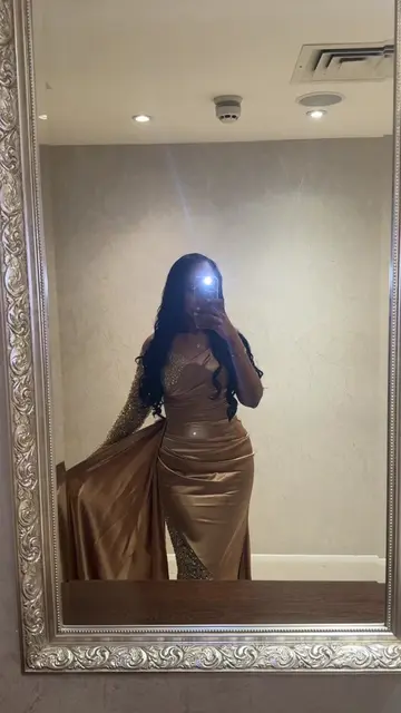 Still one of my favourite outfits. I had this dress custom made in Abu Dhabi ☺️�