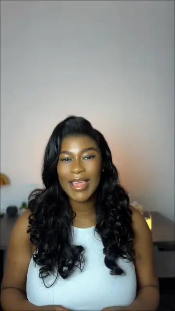 ´Partage la vidéo à un·e ami·e qui adore Canva. Clique sur le bouton follow pour