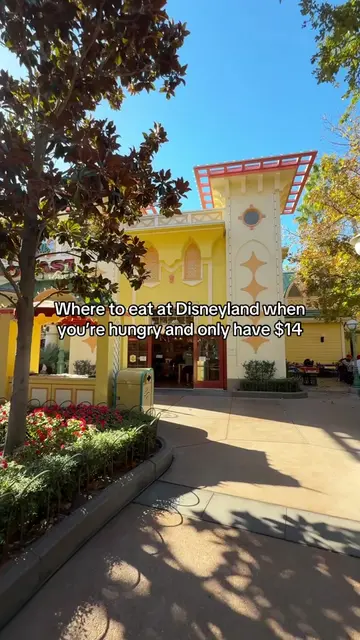 Boardwalk Pizza and Pasta is the best place to eat at Disneyland on a budget bec