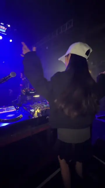 お気に入りの"Feel The Bass"と"4 The Weekend"のミックスもプレイしたよー😊✨ "I also played a mix of my