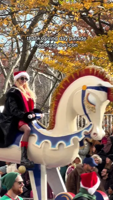 Little J what are you doing here #thanksgiving #thanksgivingparade #gossipgirl #
