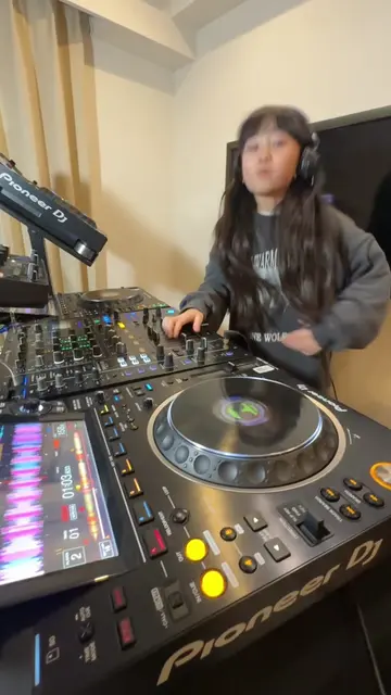 最近リピートして聴いてる"カリスマックス"を、3台のCDJに入れてプレイしてみたよー😆✨ I’ve been hooked on “Charismax” la