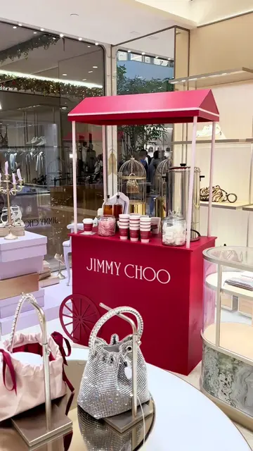 When winter glamour meets cozy indulgence. Serving holiday chocolate at @Jimmy C