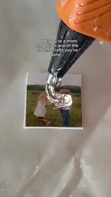 This tiny photo magnet turned nostalgia into a viral business 🖼️✨ People are ob