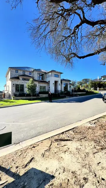 🏰 Inside One of San Antonio’s Most Exclusive Communities This five bedroom luxu