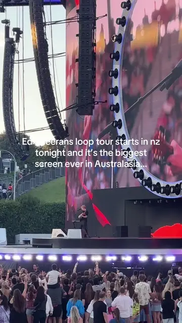 Nzs biggest ginger, meets Australasias biggest telly…. #edsheeran #looptour #edn