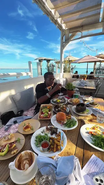 I’m in Malibu eating like Tony Yayo @Malibu Farm 🍽️🍔🍱🍛🌮