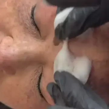 حواجب طبيعية، مرسومة شعرة شعرة ✨ تقنية المايكروبليدينغ تعطيك شكل مرتب، ناعم، ويد