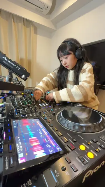 HANAさんの"NON STOP"を今度は4つ打ちのテクノミックスでプレイしてみたよー😊✨ 最後はエフェクトの掛かり方が楽しくなっちゃってリピートしちゃったよ