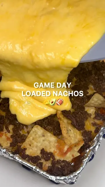 GAME DAY LOADED NACHOS 🏈🧀🍗 Find this recipe on Pepper the app or comment “nac