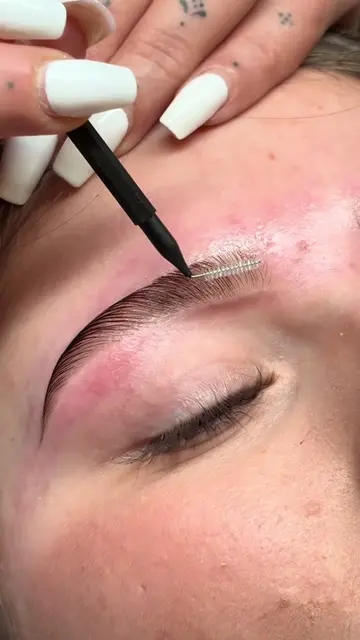 CLEAN BROWS ✨ #browartist #fürdich #fyp #browlamination #brows 