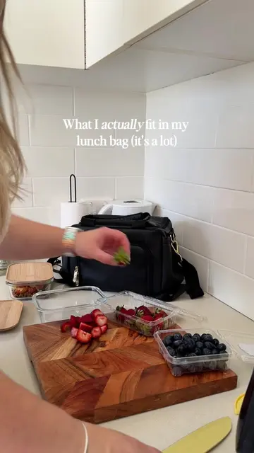 A lunch bag that ACTUALLY does it all… Pocket for keys + phone? ✔️ Fits 2x drink