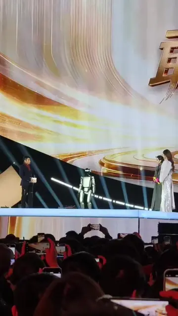 @ChinaLiuYusen 😱When Chase Wing Robot “accidentally” falls, Sa Beining’s improm