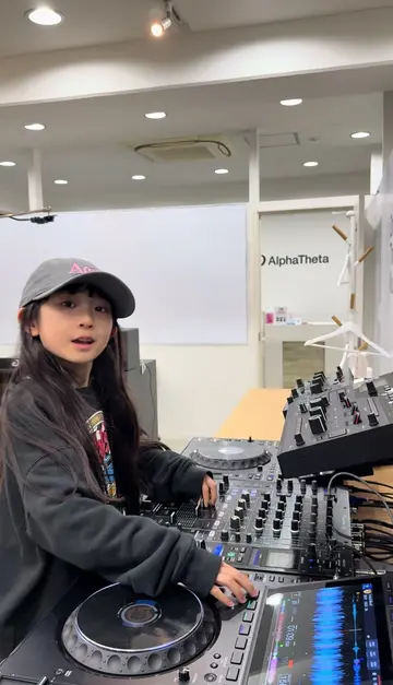 3月からのライブに向けて、プレイスタイルやテクニックの幅を広げられるように色々な練習をしてるよー！ みんなからの応援コメントもとても嬉しいし、もっと応援してもら