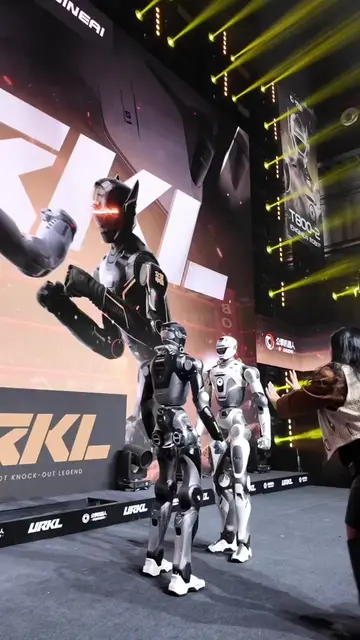 @ChinaLiuYusen #Robotics #AIRobot #t800 #LingxiX2 #HumanoidRobot T800 is on fire