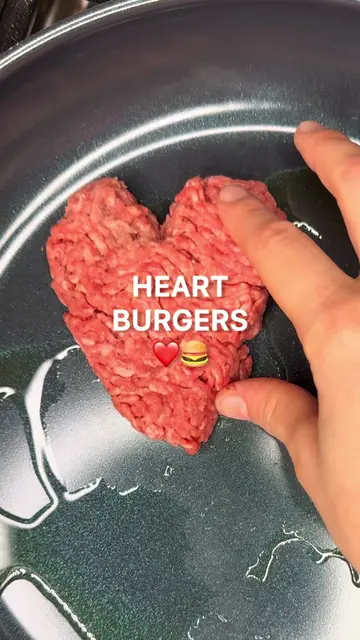 Who needs fancy reservations when you can make heart burgers at home? ❤️🌶️ Do y