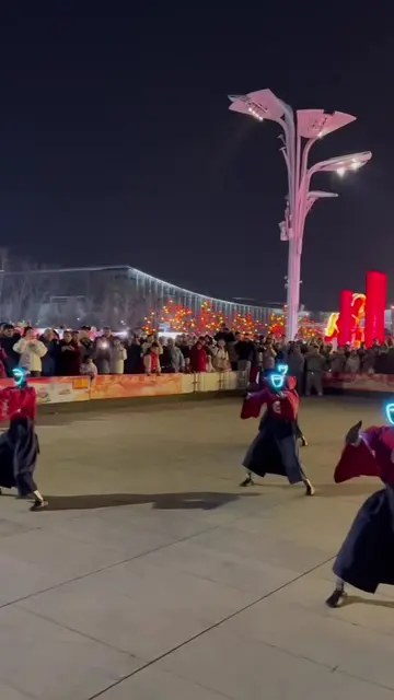 @ChinaLiuYusen Unitree robots are in the square! They perform Spring Festival Ga