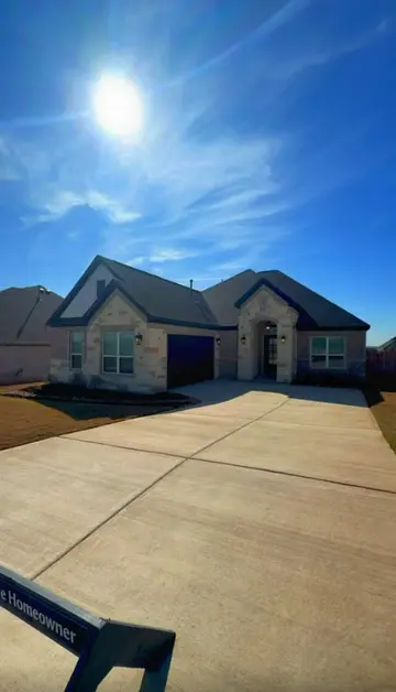 🏡 Beautiful Single-Story Home Loaded With Space & Style Take a look at this stu