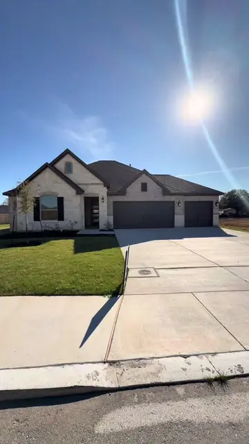 🏡 One Story Home on a Half Acre Lot Take a look at this beautiful home featurin