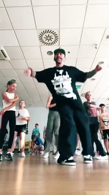 My online course is here. Do you want to learn how to dance? link in  my bio. Yo