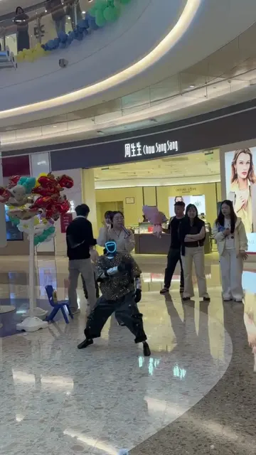 @ChinaLiuYusen I just can't hold it in anymore. I'm laughing so hard.#ShanghaiAW