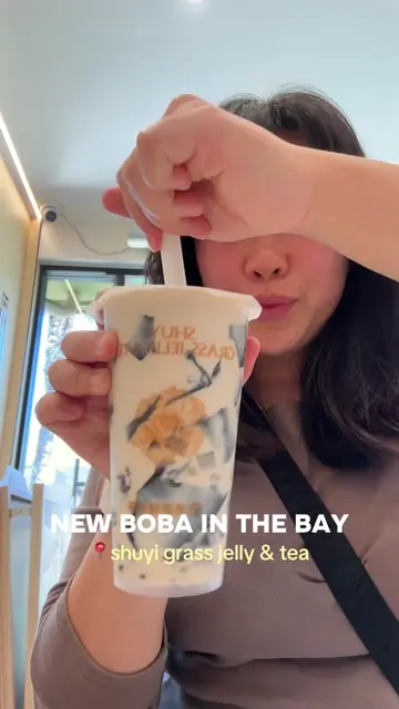 I got the shuyi grass jelly milk tea, there’s literally so many toppings (peanut