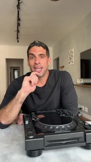 Você que é DJ, como foi no seu início de carreira? Cobrou ou não cobrou cachê? �