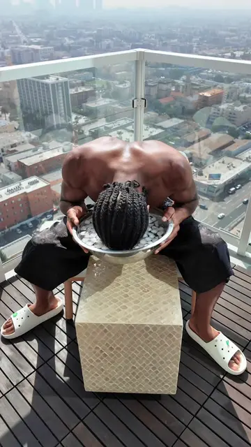 I dunk my face in ice water every morning ❄️🥶 here’s 5 reasons why I do it: 1️⃣