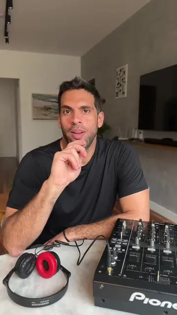 Você já se perguntou pra que serve tanto botão na mesa do DJ? Fica até o final e