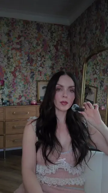 Every other aesthetic trend is about who girls want to be. 𝔗𝔲𝔰𝔠𝔞𝔫 𝔐𝔬𝔪 i