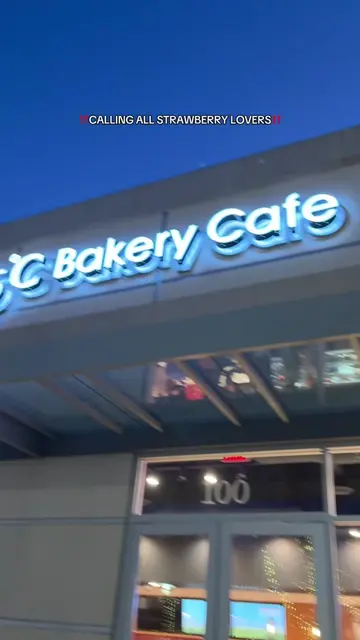 we love strawberries 🍓✨ 📍85c Bakery Cafe (Cupertino, CA) #cafe #foodhacks #str