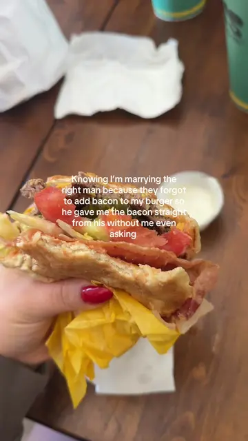 Brb crying 😭 don’t mind the way my burger looks all messy now lol 